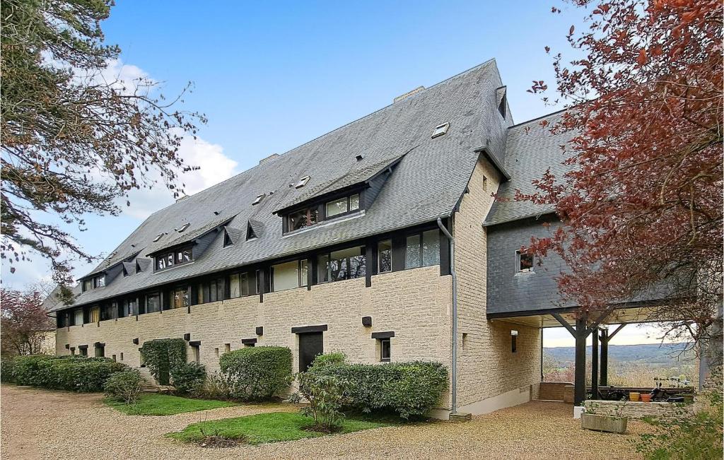 Stunning Apartment In Tourgville With Wifi And 2 Bedrooms