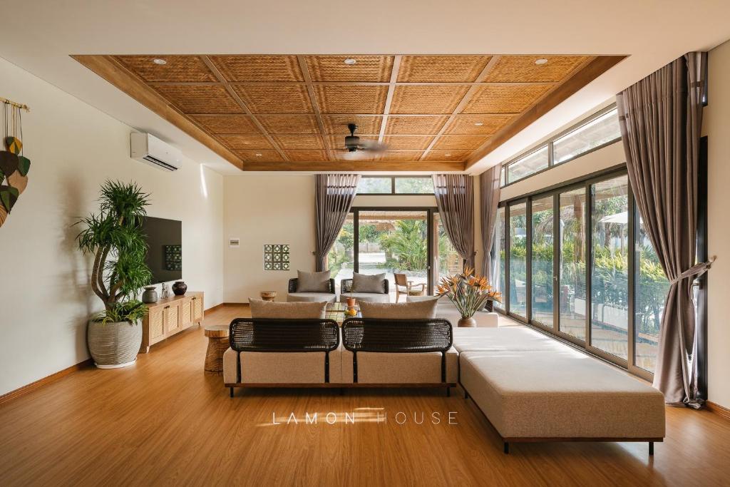 LaMon House - Venue Travel