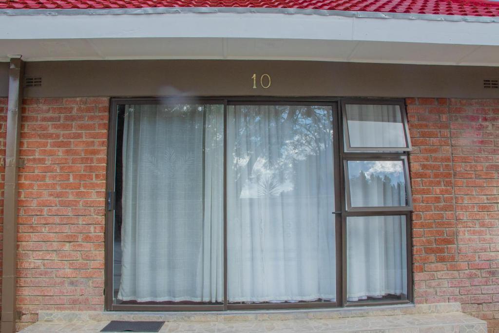 Neat one bedroom in Morningside guesthouse - 2089 photo 3