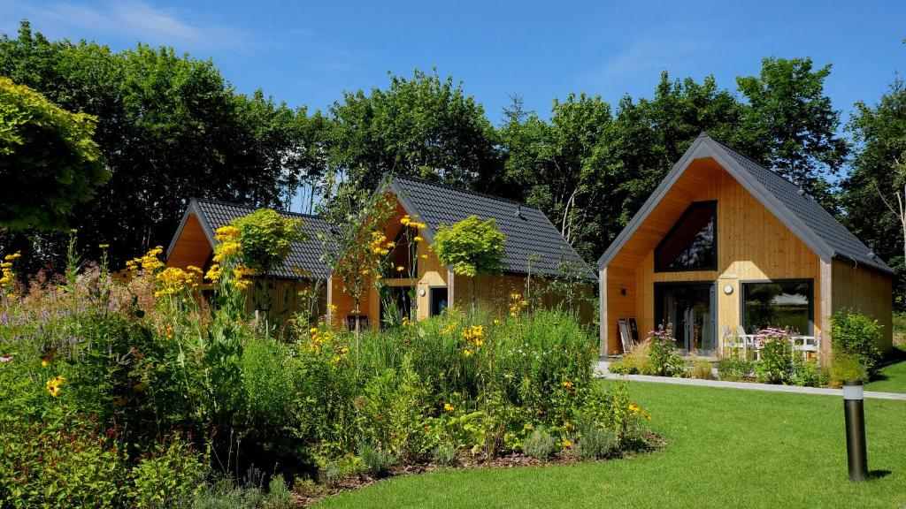 Ośrodek Wypoczynkowy Zapach Drewna Resort & Lake photo 1
