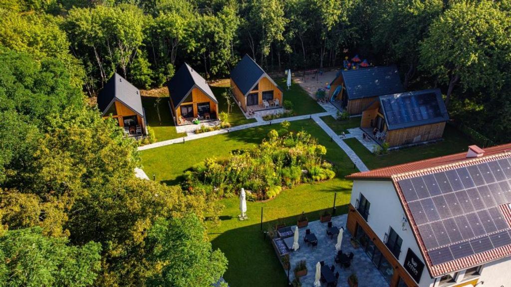 Ośrodek Wypoczynkowy Zapach Drewna Resort & Lake photo 3