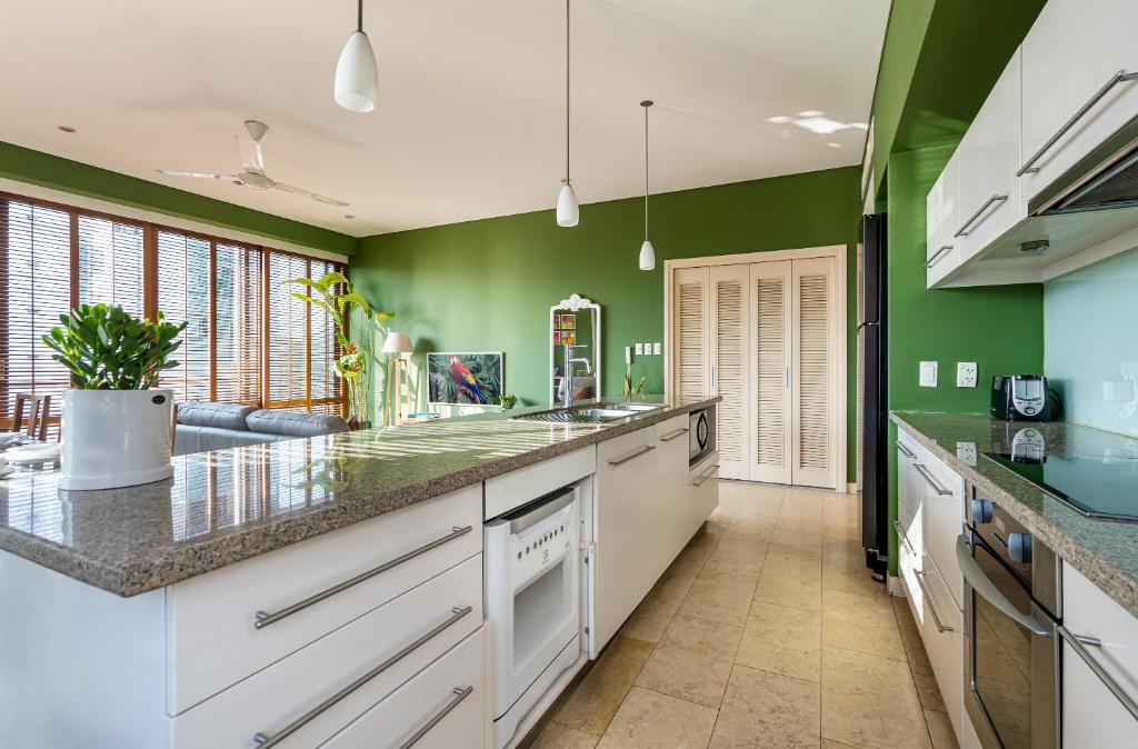 Saigon Luxury Corner Suite in District 1