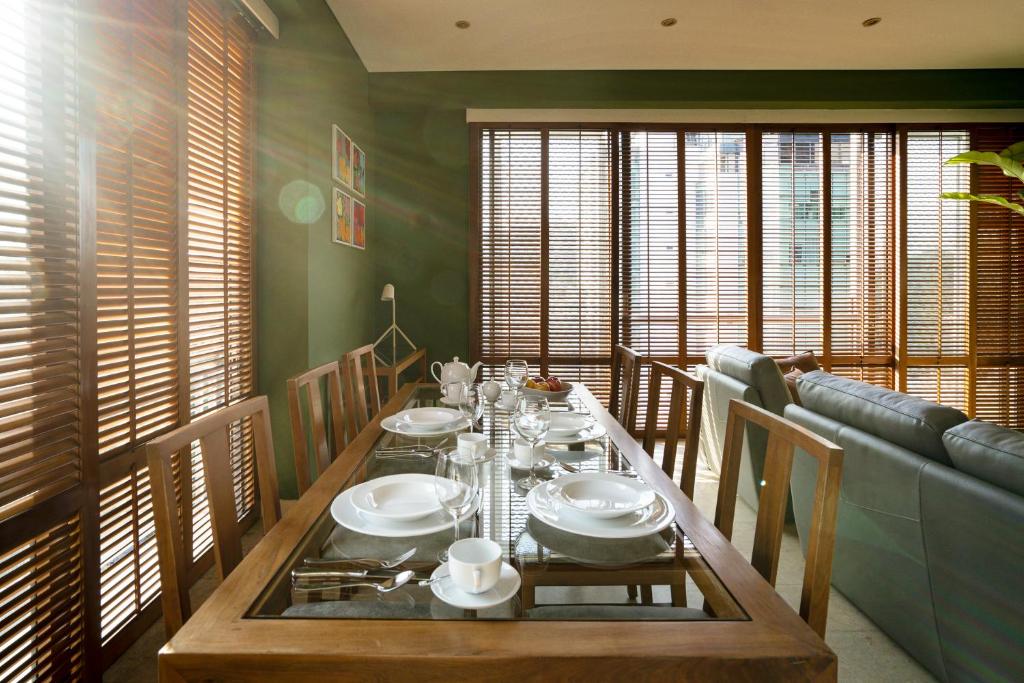 Saigon Luxury Corner Suite in District 1