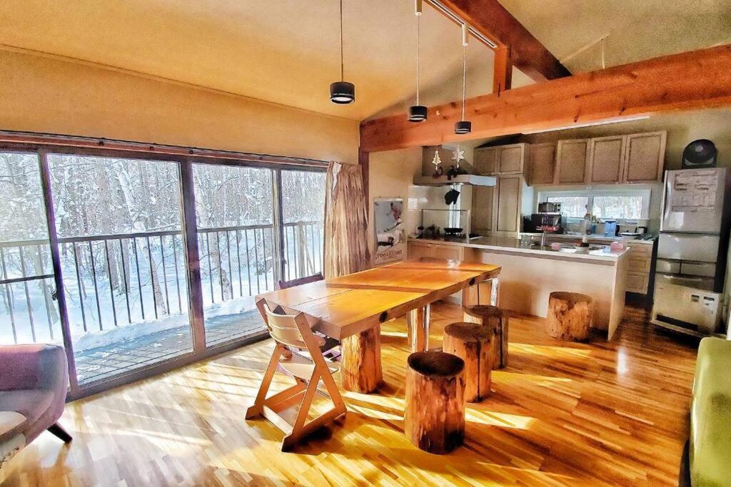 『一軒丸々貸切』徒歩5分圏内カフェ 自然を満喫 Modern Ski Chalet +WiFi & 5min walk to cafes. photo 2