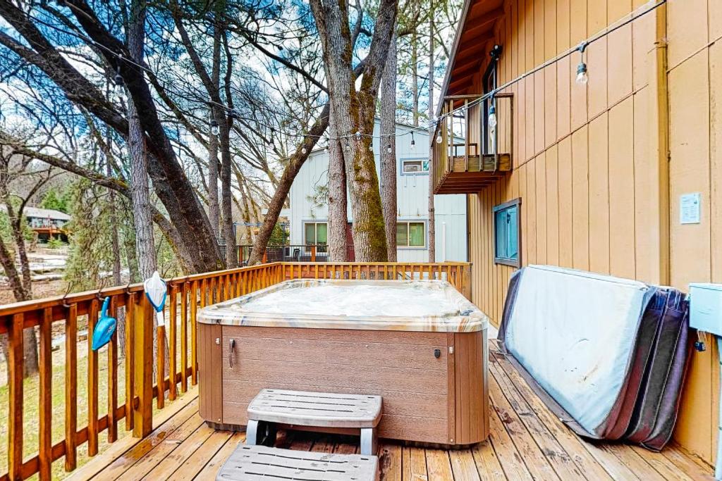 Creekside Cabin photo 1
