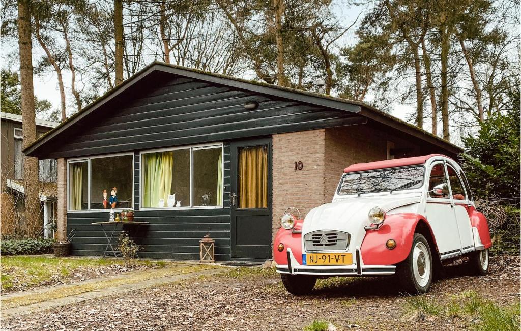 Awesome Caravan In Rheezerveen With Wifi And 2 Bedrooms