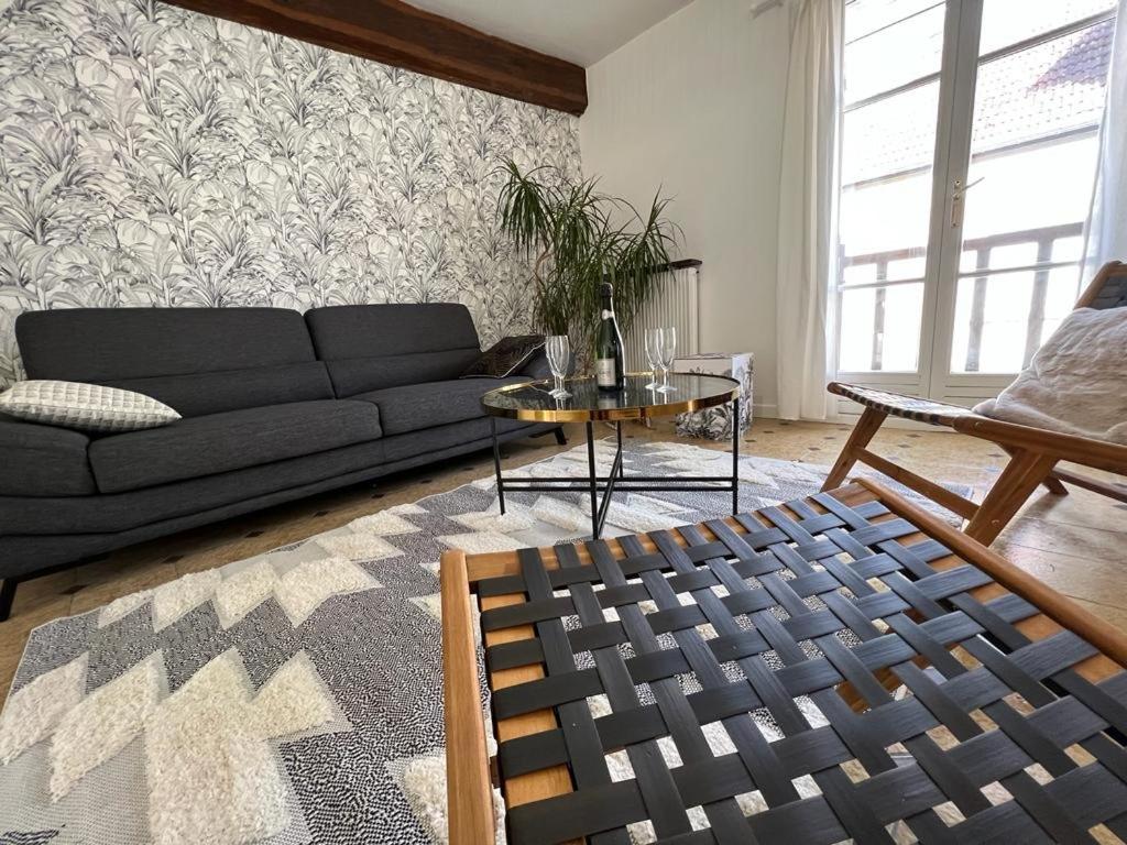 SPACIEUSE MAISON DE VILLE avec garage privé fermé photo 2