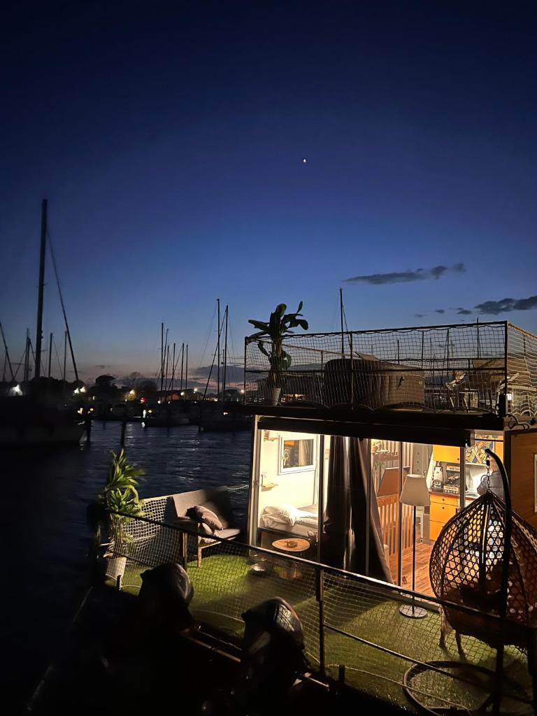 Floating home delta del po photo 1