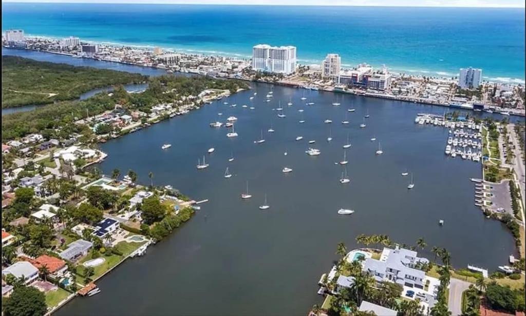 Hollywood Beach Private 4-bed 4-bath Villa