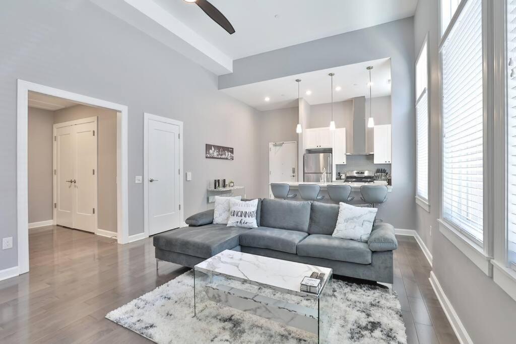 **NEW mOdernLUX best OTR condo *Park ONsite** image