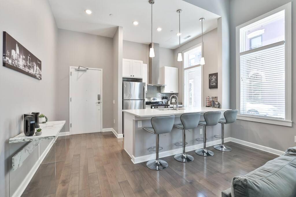 **NEW mOdernLUX best OTR condo *Park ONsite** photo 3
