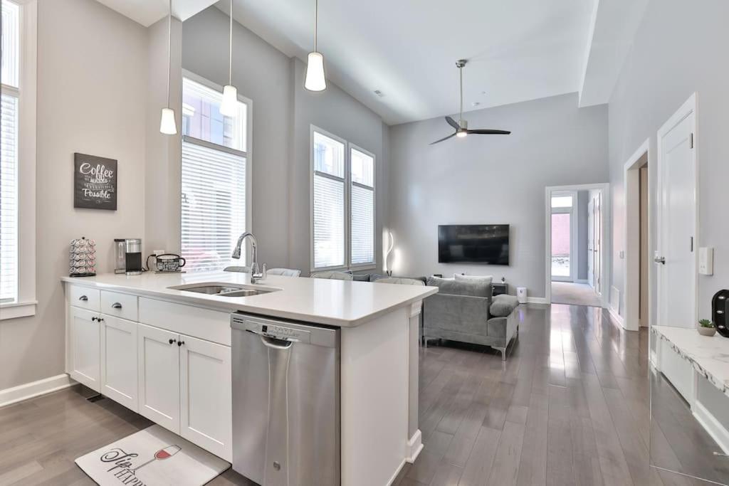**NEW mOdernLUX best OTR condo *Park ONsite** photo 1