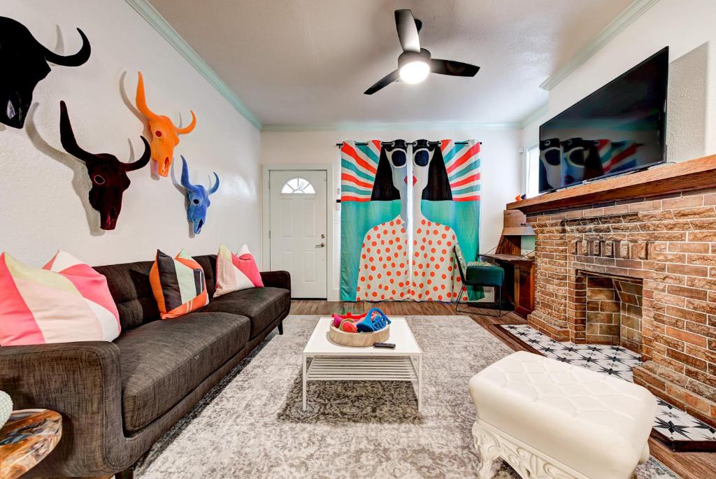 Color Pop Cottage - Half mile from Plaza district photo 1