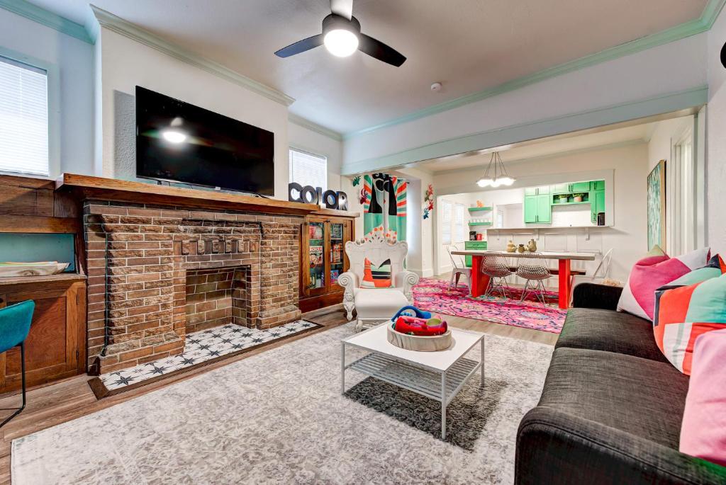 Color Pop Cottage - Half mile from Plaza district photo 2