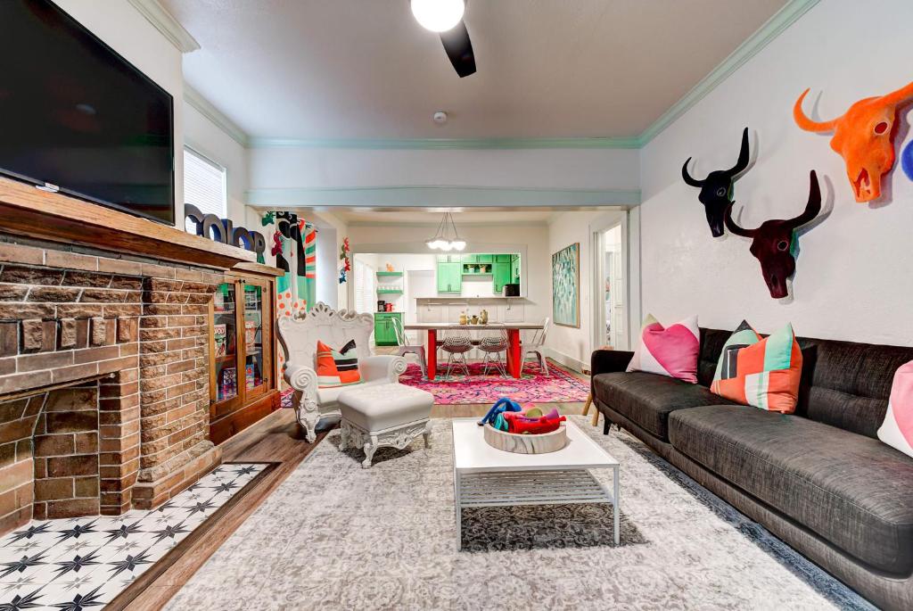 Color Pop Cottage - Half mile from Plaza district photo 3