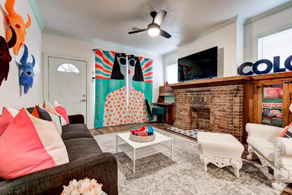 Color Pop Cottage - Half mile from Plaza district photo 4