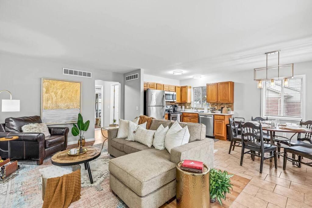 Cozy 2BR Condo in Great Location - King Bed image