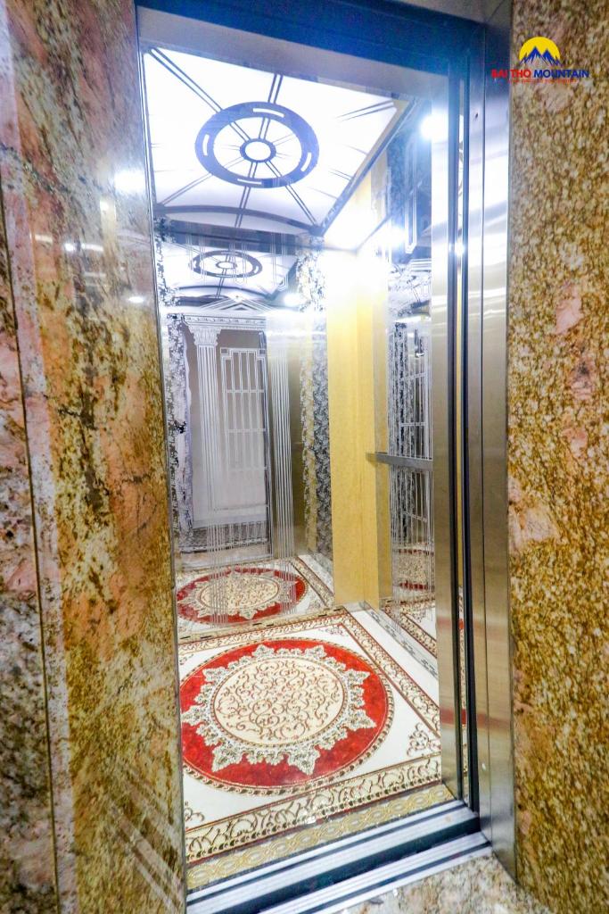 Bài Thơ Mountain Hotel