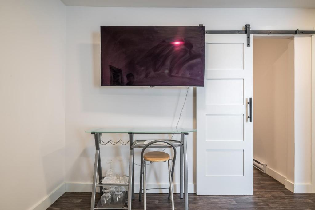 Modern Contemporary 2 Bedroom Suite photo 1