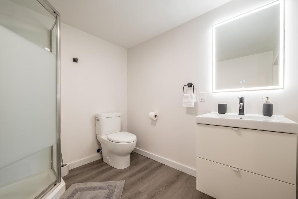Modern Contemporary 2 Bedroom Suite photo 4