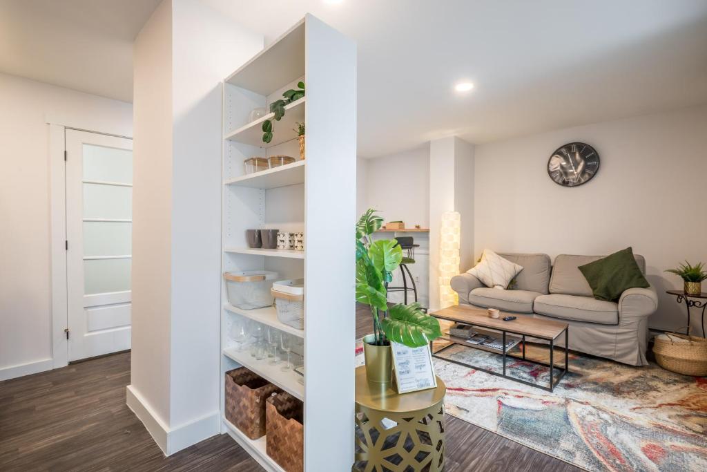 Cozy Fully-Equipped 2 Bedroom Suite photo 3