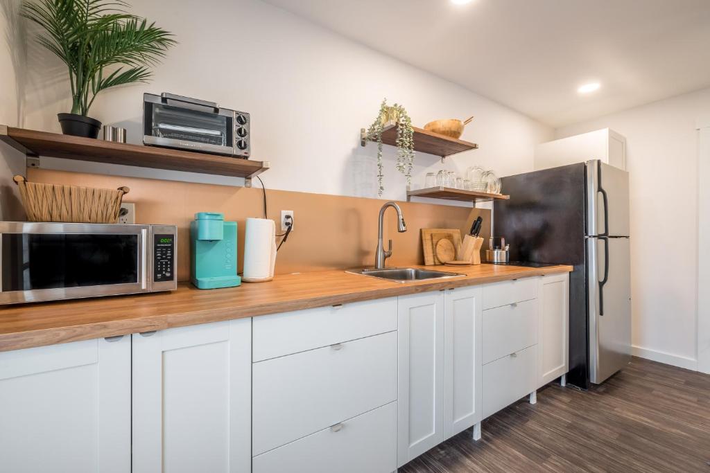 Cozy Fully-Equipped 2 Bedroom Suite photo 2