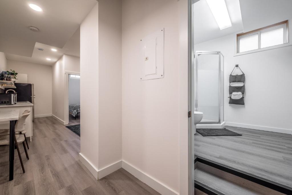 Spacious Newly Renovated 1 Bedroom Suite photo 3