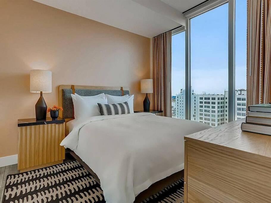 Top Floor High Rise 3 Bed DTLA Skyscraper Penthouse photo 2