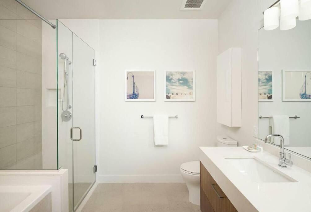 Top Floor High Rise 3 Bed DTLA Skyscraper Penthouse photo 4
