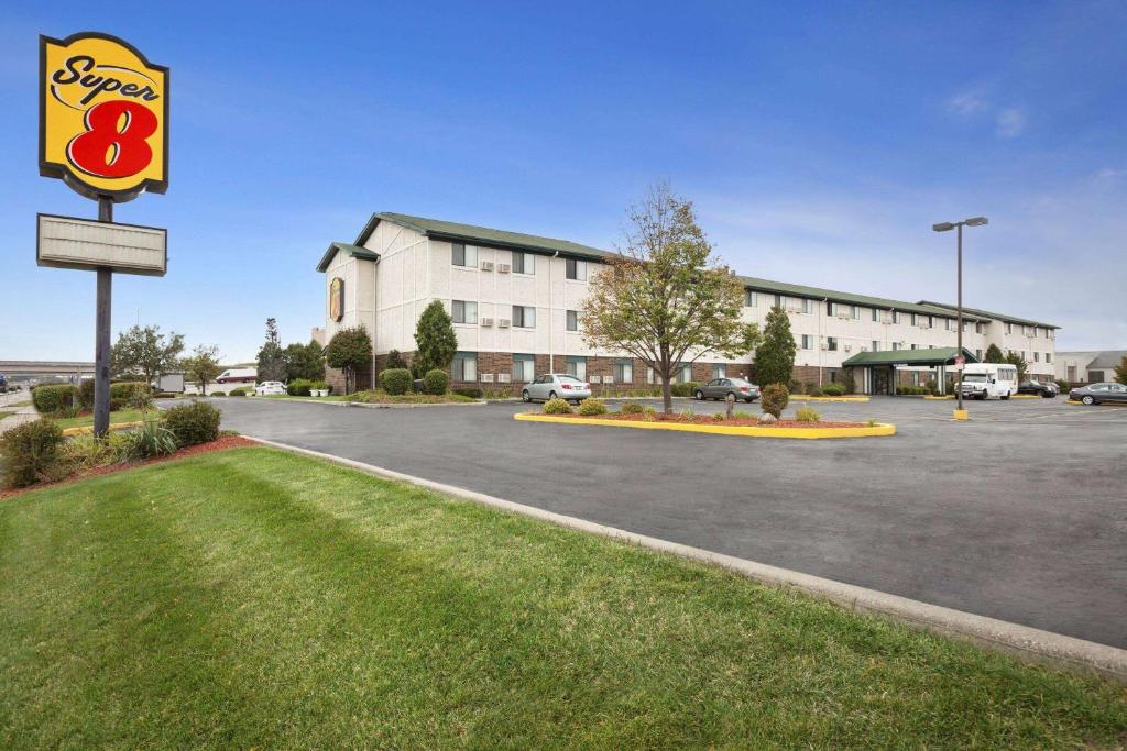 Super 8 by Wyndham Milwaukee Airport image