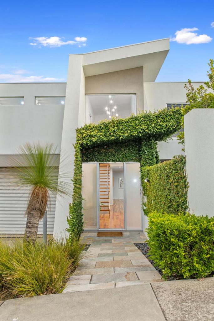 Luxurious Terrace Hideaway with a Heated Pool photo 2
