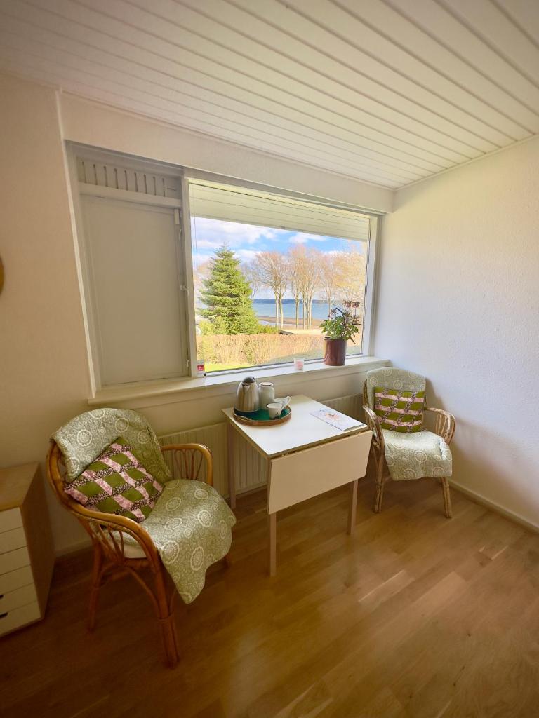 Værelse med udsigt over Limfjorden - rolige omgivelser og adgang til flot have photo 3