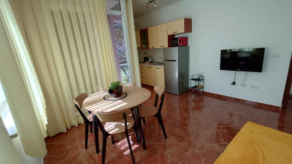 Apartments Lola photo 4