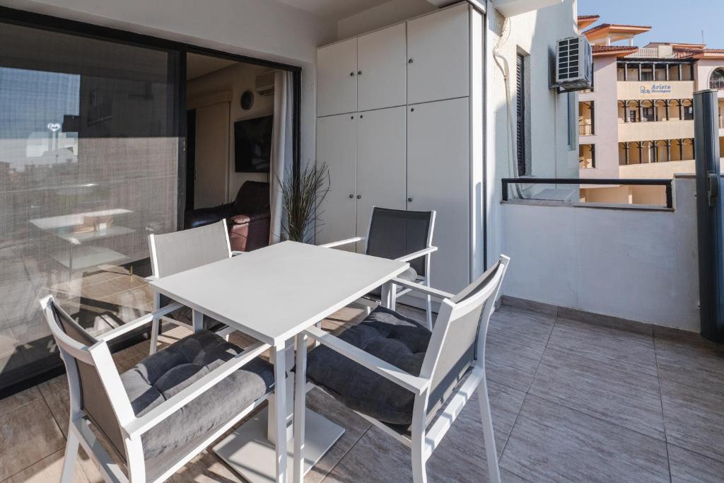 Alexis Apartments - Modern 2-bedroom with swimming pool photo 4