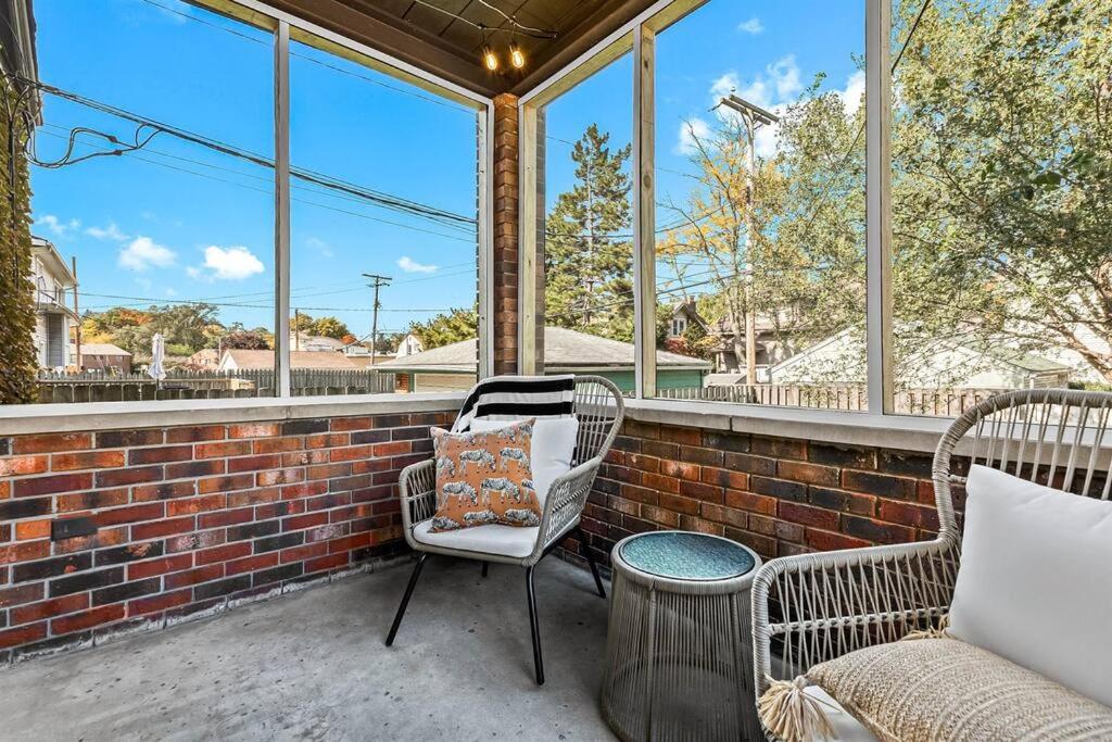 Charming 2BR Flat - Walk to Downtown Royal Oak photo 4