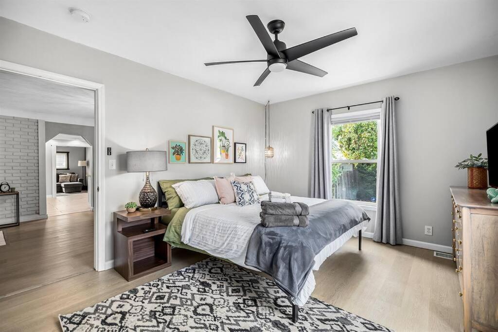 Spacious 3 Bedroom - Sleeps 8 - Central Location image