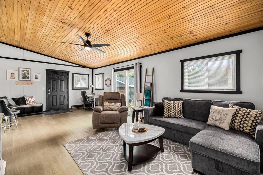 Spacious 3 Bedroom - Sleeps 8 - Central Location photo 1