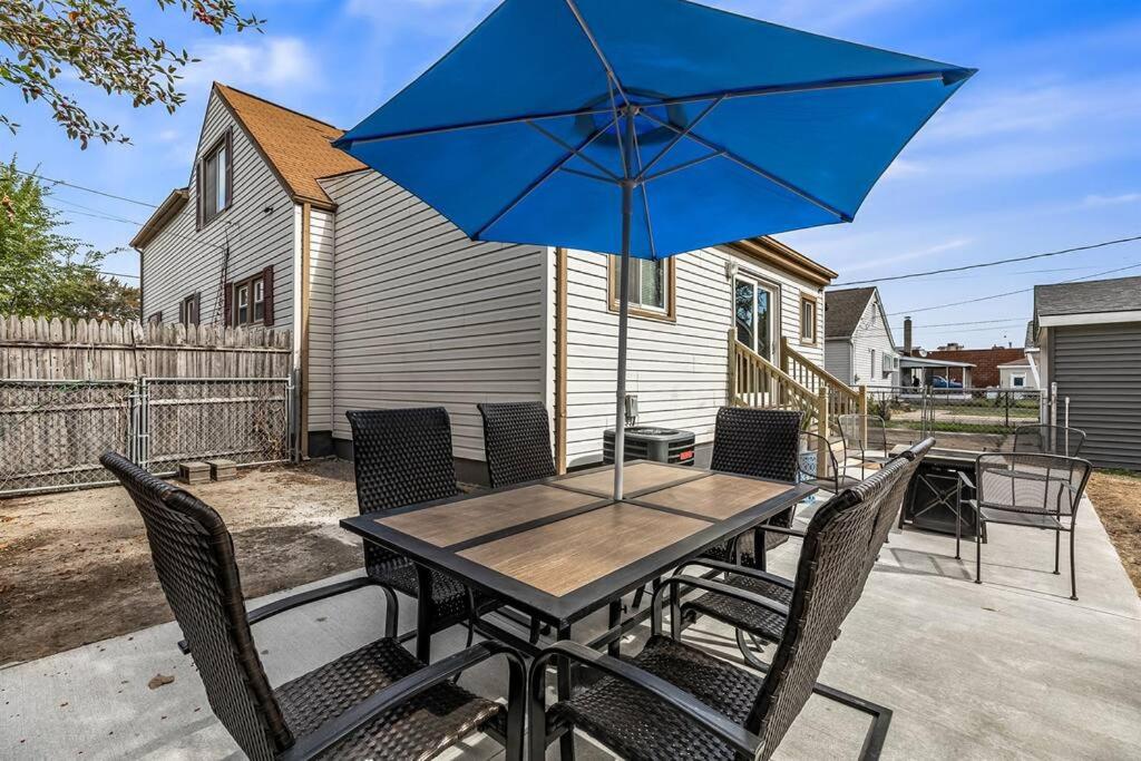 Spacious 3 Bedroom - Sleeps 8 - Central Location photo 2