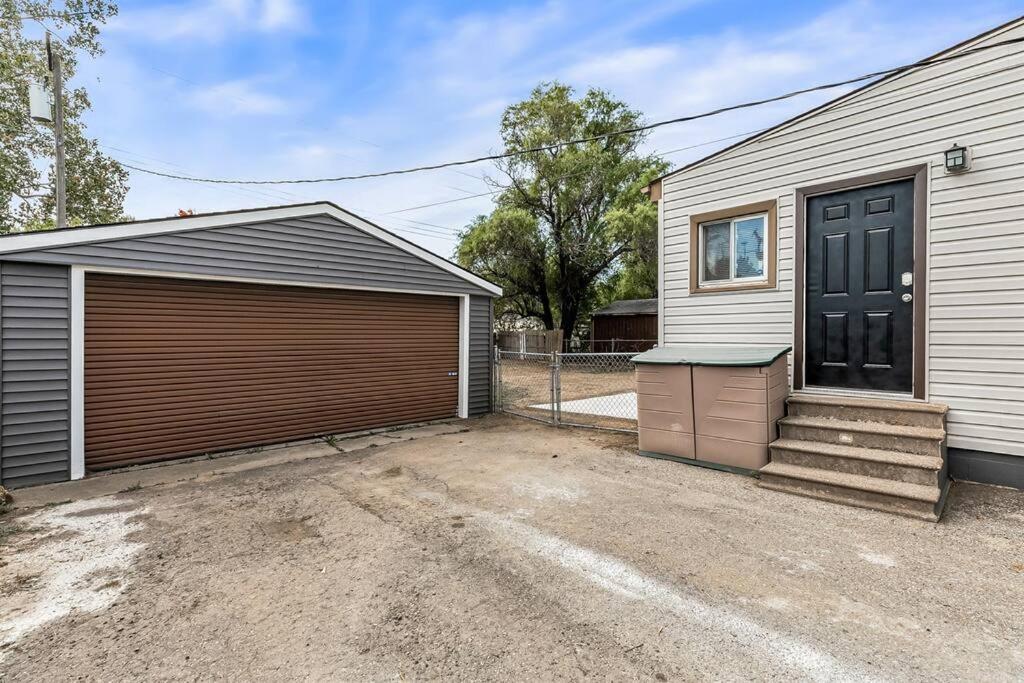 Spacious 3 Bedroom - Sleeps 8 - Central Location photo 3