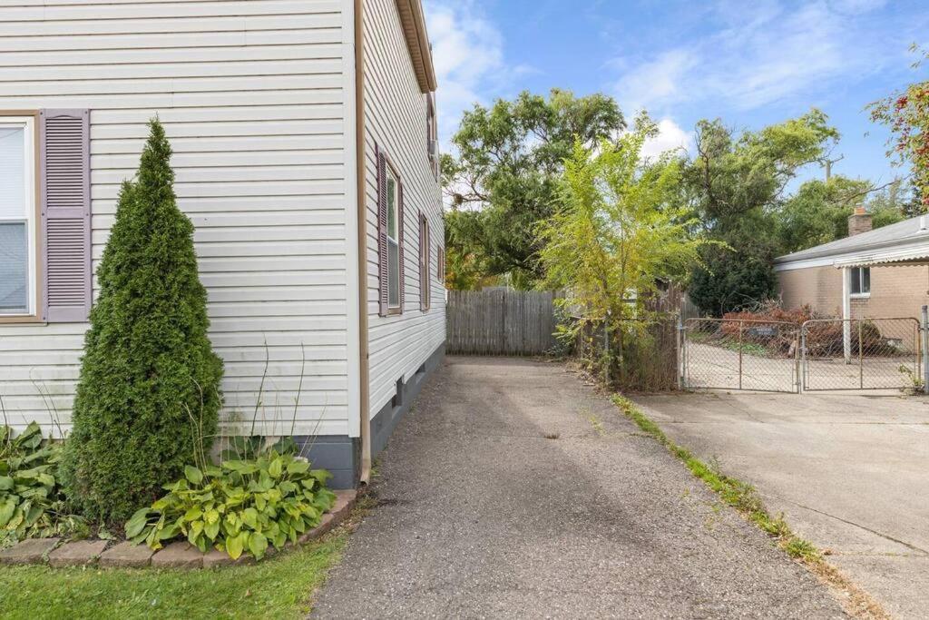 Great Location! 2BR - King Bed - Private Laundry photo 1