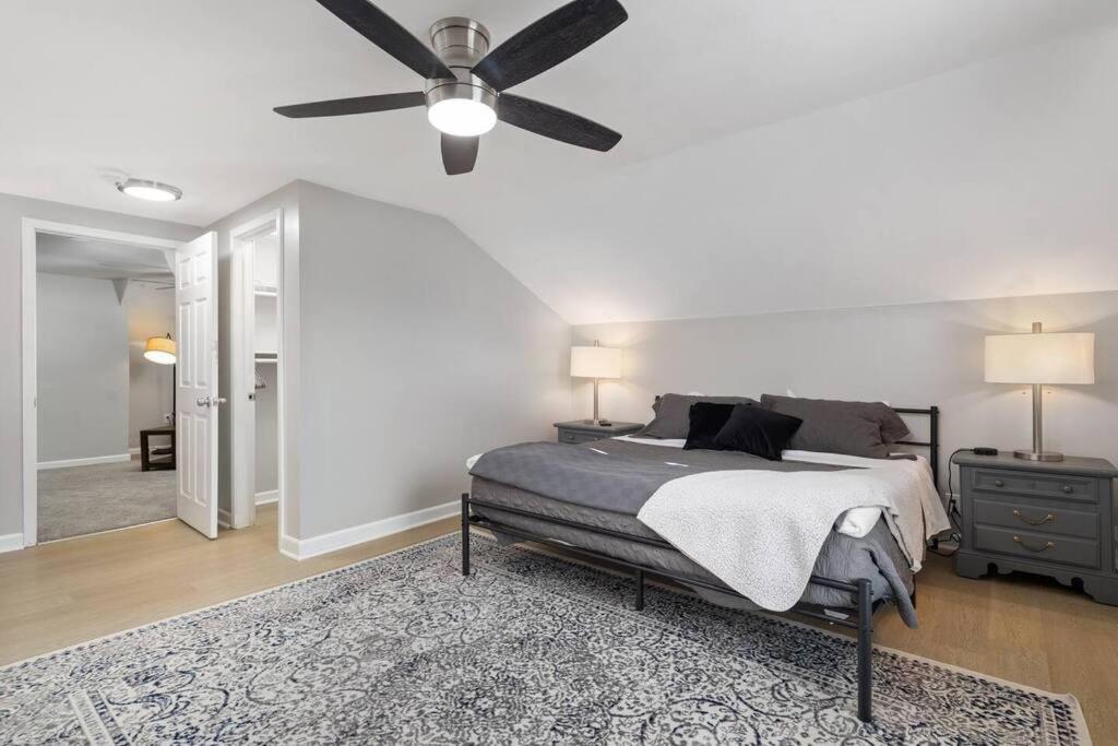 Great Location! 2BR - King Bed - Private Laundry photo 2