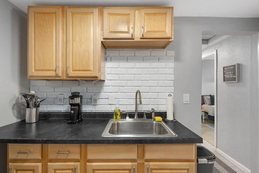 Great Location! 2BR - King Bed - Private Laundry photo 3