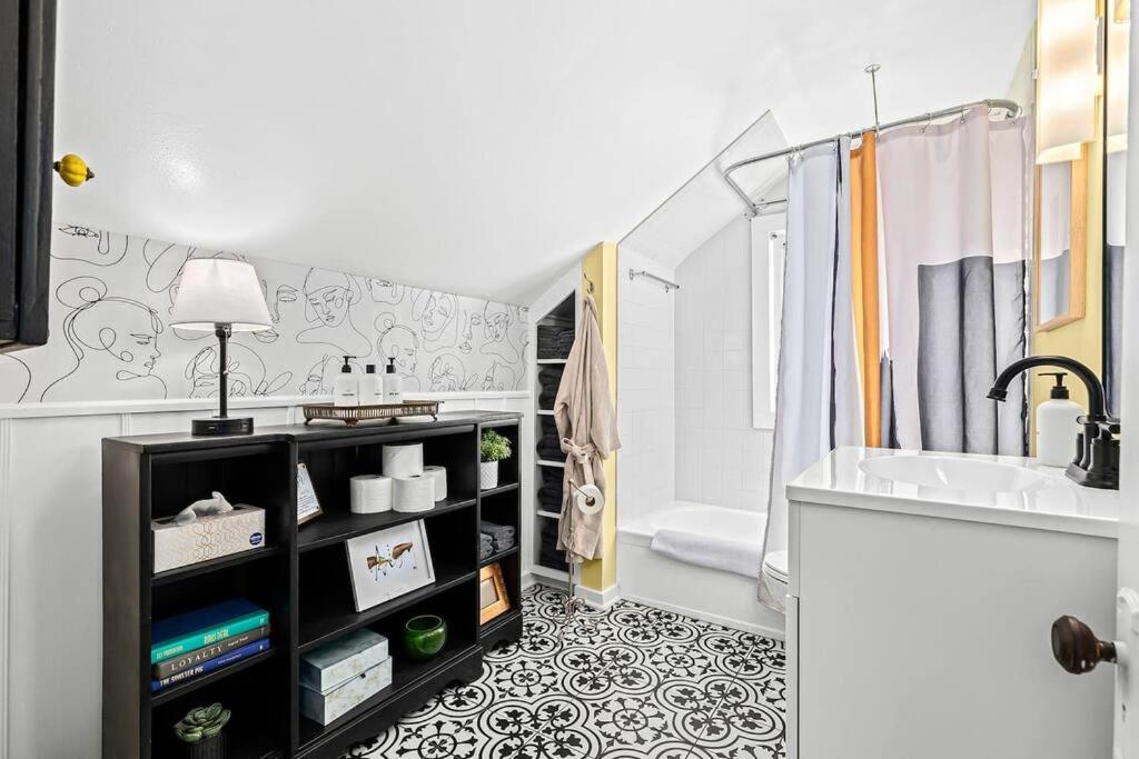 Eclectic Bungalow in the Heart of Royal Oak photo 1
