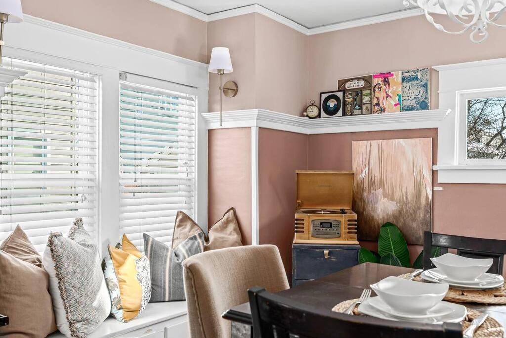 Eclectic Bungalow in the Heart of Royal Oak photo 4