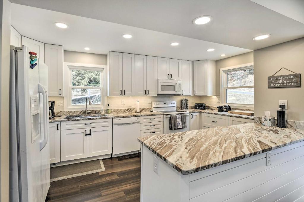 Updated Kingsport Home with Deck and Mtn Views! photo 1