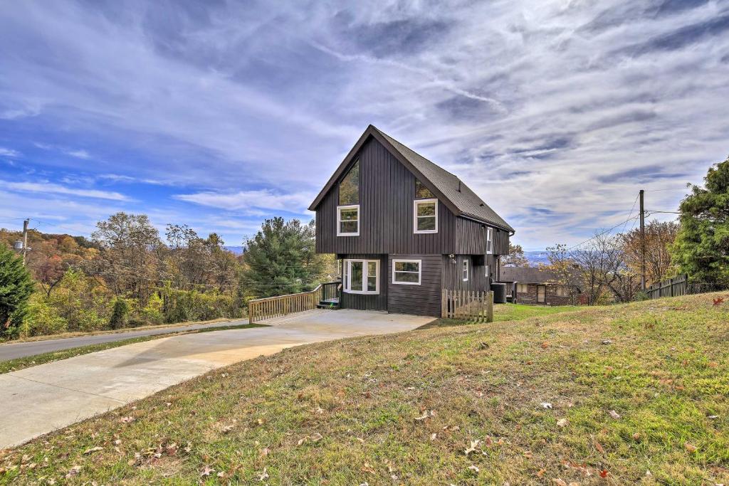 Updated Kingsport Home with Deck and Mtn Views! photo 2