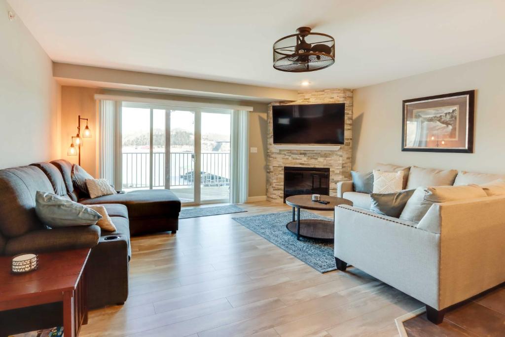 Lakefront Ozark Condo with Spacious Balcony! photo 3