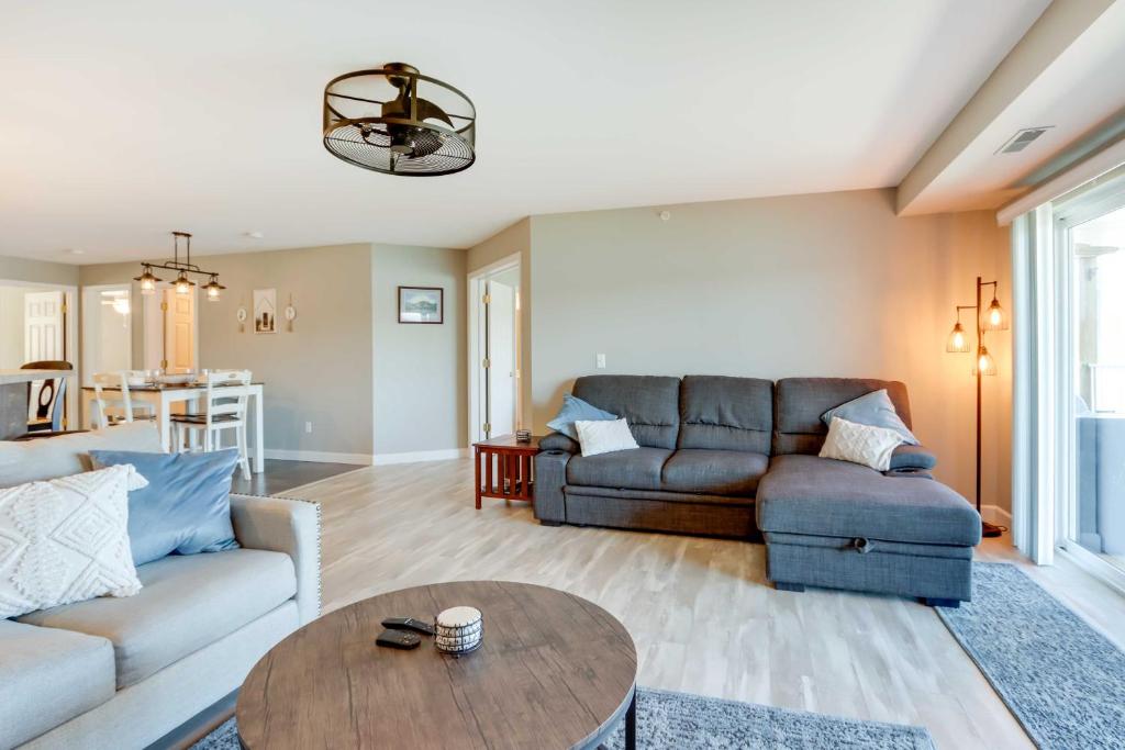 Lakefront Ozark Condo with Spacious Balcony! photo 4