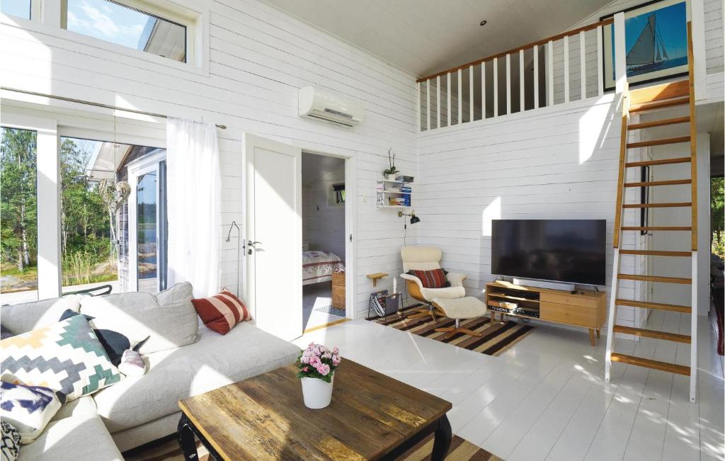 Awesome Home In Mellerud With Sauna, Wifi And Jacuzzi photo 2