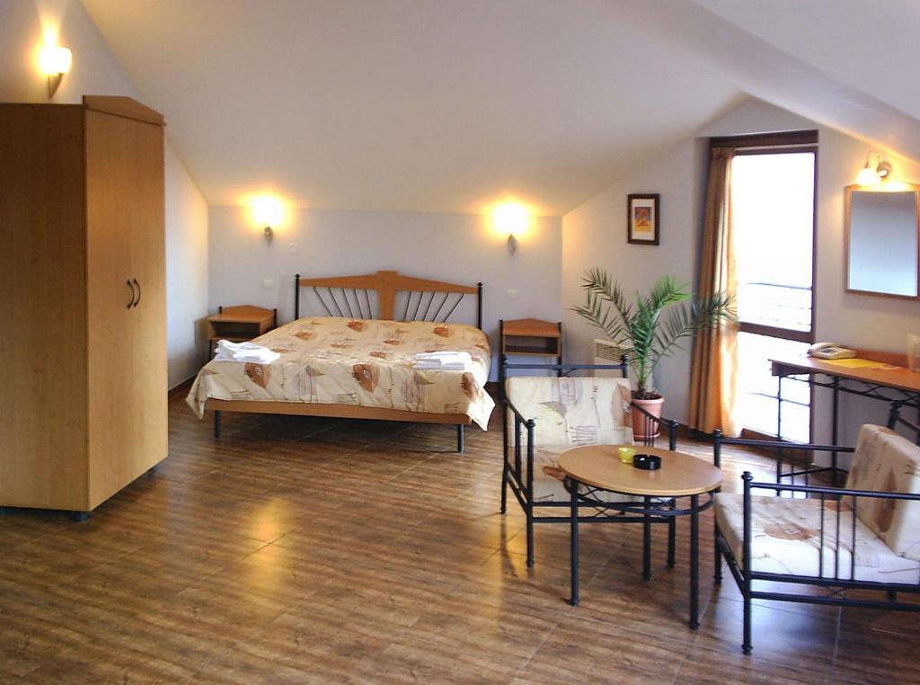 Central Family Hotel photo 2